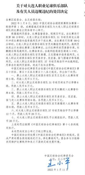 一个白发苍苍、身穿唐装的老者一马当先，健步如飞的跑了过来。